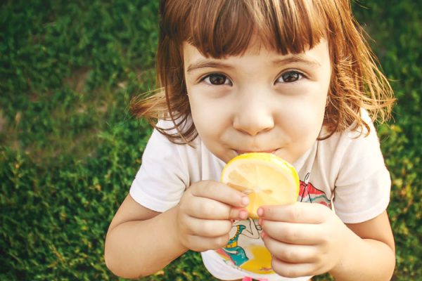 Im Projekt Frucht-Forscher lernen die Kinder verschiedene Früchte kennen und können nach Herzenslust probieren. ©yanadjana/freepik