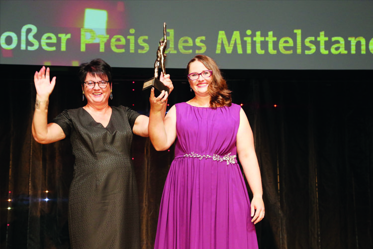 Alexandra Krotki, Geschäftsführerin ALEXMENÜ und Antonia Hillmann, Mitglied der Geschäftsleitung ALEXMENÜ (v.l.) sind stolz darauf, in diesem Jahr als Preisträger ausgezeichnet worden zu sein. Gruppenbild der Preisträger und Finalisten ©Oskar-Patzelt-Stiftung/Boris Löffert Alexandra Krotki, Geschäftsführerin ALEXMENÜ und Antonia Hillmann, Mitglied der Geschäftsleitung ALEXMENÜ (v.l.) sind stolz darauf, in diesem Jahr als Preisträger ausgezeichnet worden zu sein. Gruppenbild der Preisträger und Finalisten ©Oskar-Patzelt-Stiftung/Boris Löffert