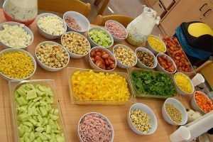 Aus diesen tollen Zutaten können sich die Schülerinnen und Schüler am Salatbuffet bedienen.