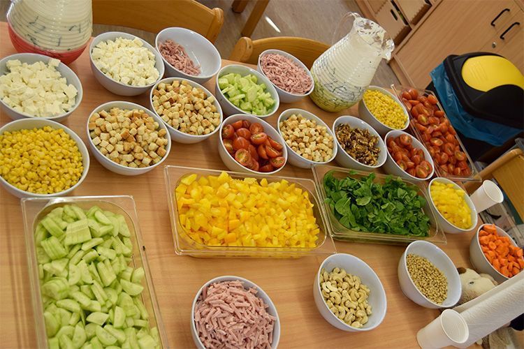 Aus diesen tollen Zutaten können sich die Schülerinnen und Schüler am Salatbuffet bedienen.