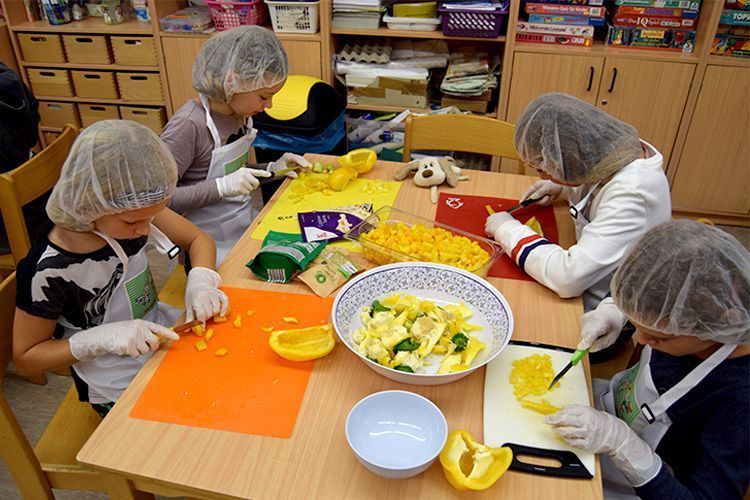 Das Klassenmaskottchen begleitet die Kinder an sämtlichen Stationen.