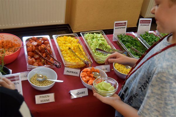 Das Salatbuffet kommt bei allen Kindern super an. Viele holen sich Nachschlag.