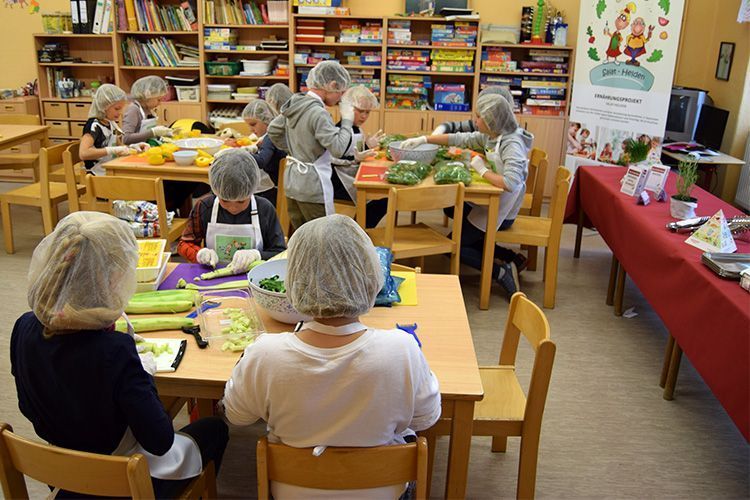 Die Viertklässler schneiden alle Zutaten für das Buffet in mundgerechte Stücke.