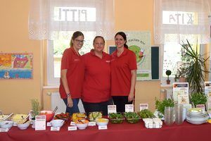 Lotta Schneidewind, Stefanie Ledderboge und Juliane Kumstel (v.l.) betreuen das Projekt Salat-Helden an der Grundschule Domersleben.