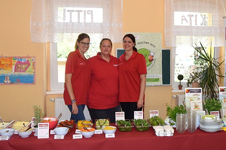 Lotta Schneidewind, Stefanie Ledderboge und Juliane Kumstel (v.l.) betreuen das Projekt Salat-Helden an der Grundschule Domersleben.