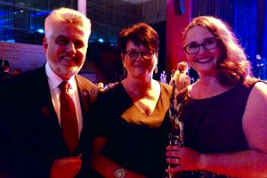 Prof. Dr. Armin Willingmann, Minister für Wirtschaft, Wissenschaft und Digitalisierung des Landes Sachsen-Anhalt, gratuliert Alexandra Krotki, Geschäftsführerin ALEXMENÜ und Antonia Hillmann, Mitglied der Geschäftsleitung ALEXMENÜ (v.l.) zur Auszeichnung.