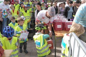 ALEXMENÜ sponsort 100 Lunchtüten für alle Kinder, die am Laufradrennen teilnehmen.