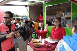 Am Promotiontruck von ALEXMENÜ können die Besucher vegetarische Bratlinge verkosten.