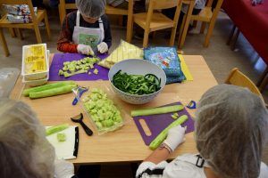 Waschen, schälen, schneiden - die Kinder sind fleißig.