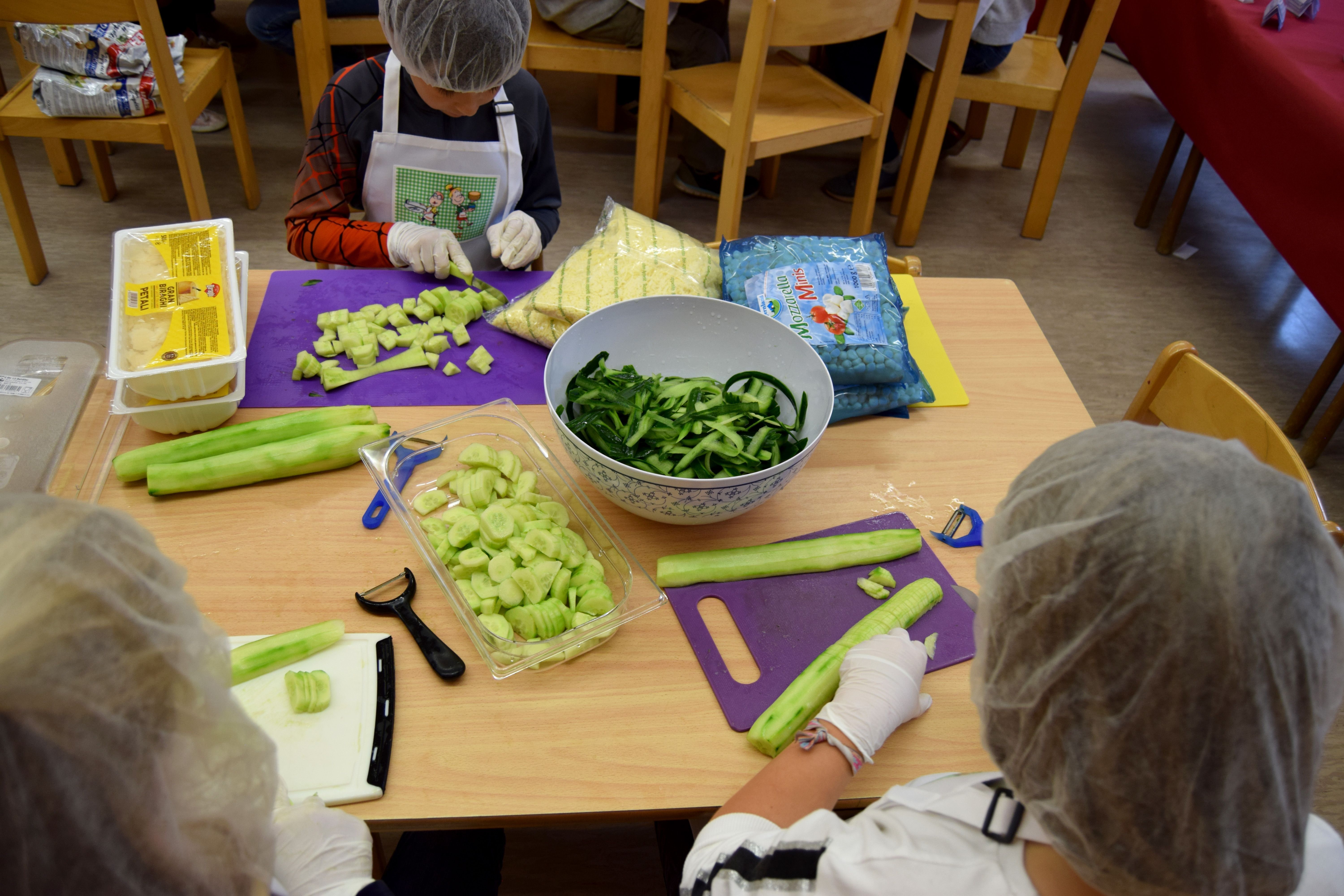 Waschen, schälen, schneiden - die Kinder sind fleißig.