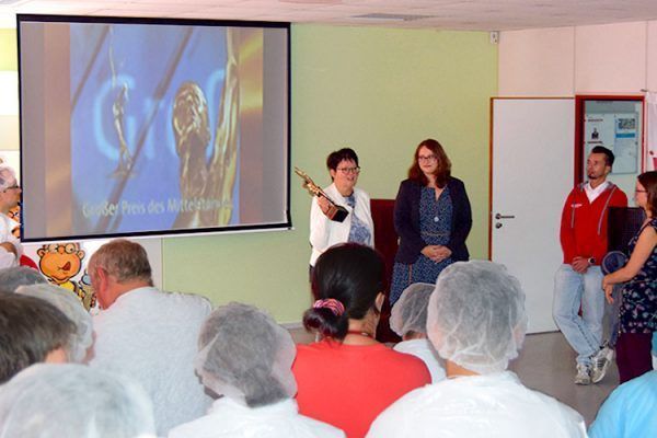 Die Geschäftsführerinnen Alexandra Krotki und Antonia Hillmann (v.l.) bedanken sich bei den Mitarbeiterinnen und Mitarbeitern für ihre Arbeit, die wesentlich zum Erhalt vom Großen Preis des Mittelstandes beigetragen haben.