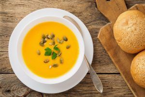 Kürbiscremesuppe ©natabuena/freepik