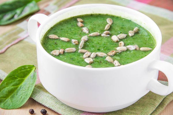 Diese leckere Spinat-Erbsen-Cremesuppe ist schnell zubereitet und schmeckt selbst den Kleinsten. ©maria_lapina/AdobeStock