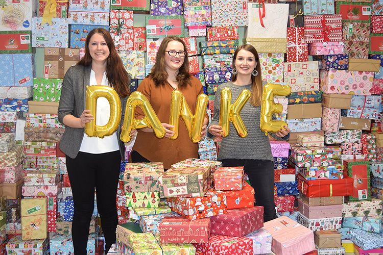 Kundenbetreuerin Juliane Kumstel (v.l.), Geschäftsführerin Antonia Hillmann und Kommunikationsmanagerin Maria Kunz bedanken sich bei den Päckchenpackerinnen und –packern. ©Stefanie Ledderboge/ALEXMENÜ
