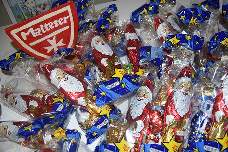 Die Malteser Jugend Magdeburg kann sich über 180 Süßigkeitenbeutel freuen! ©Maria Kunz/ALEXMENÜ