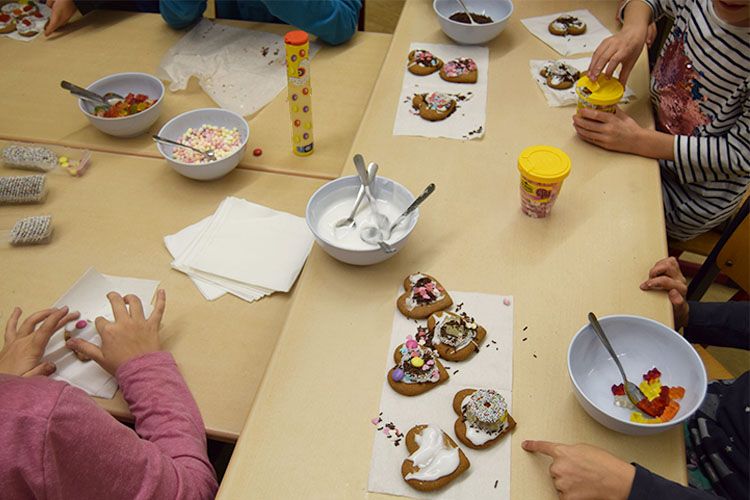 Die Kinder lassen ihrer Kreativität beim Verzieren der Lebkuchen freien Lauf. ©Juliane Kumstel/ALEXMENÜ