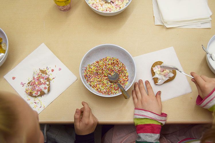 Die bunten Zuckerstreusel sind heiß begehrt und zieren fast jedes Lebkuchenherz. ©Juliane Kumstel/ALEXMENÜ