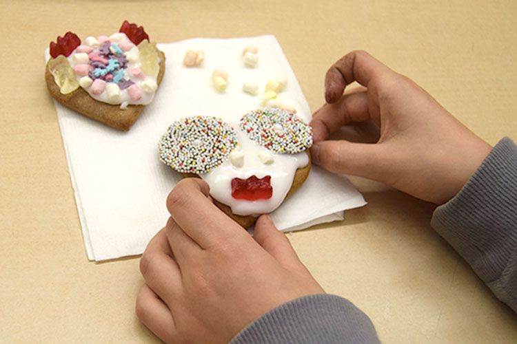Im Laufe des Nachmittags entstehen tolle Lebkuchen-Kreationen. ©Juliane Kumstel/ALEXMENÜ