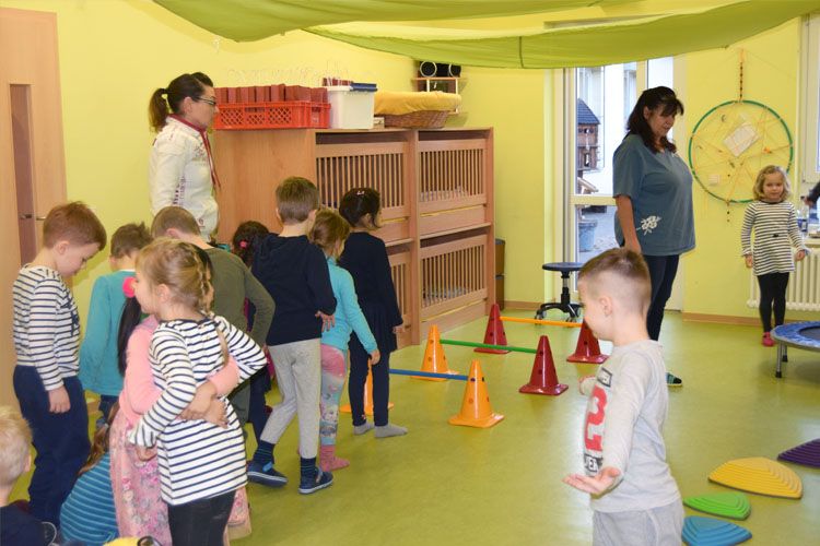 Die Kinder der Kita Frohe Zukunft haben großen Spaß am Bewegungsparkour.