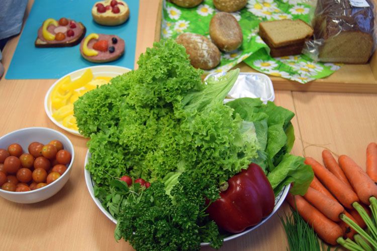 Die Kinder können sich an zahlreichen Zutaten bedienen und daraus bunte Frühstücksbrote zaubern.