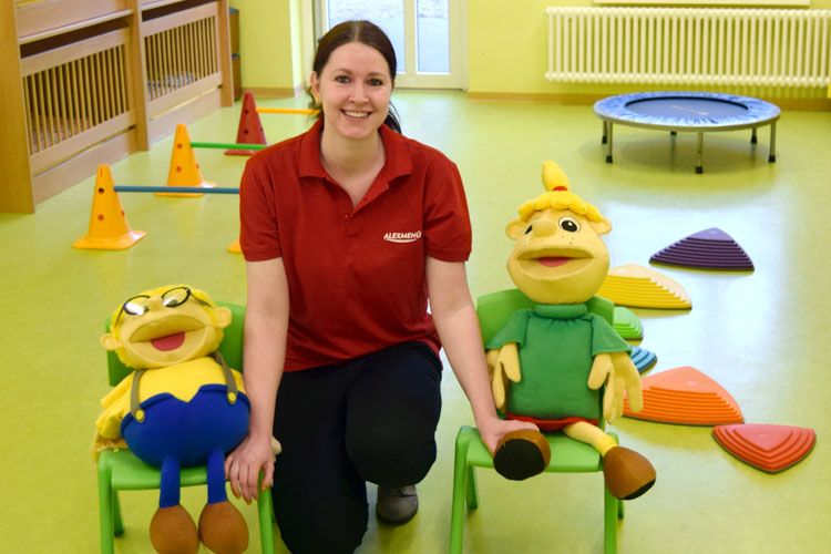 Diätassistentin Juliane Kumstel hat die Maskottchen Hopsi und Klopsi als Unterstützung für das Projekt Ernährungsdetektive dabei.