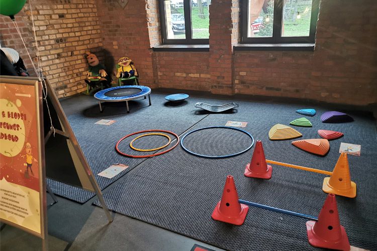 Beim diesjährigen Bewegungsparkour müssen die Kinder ihr Geschick beim Balancieren, Trampolinspringen und Co. unter Beweis stellen.