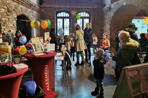 Der Stand von ALEXMENÜ zieht zahlreiche Besucherinnen und Besucher an.