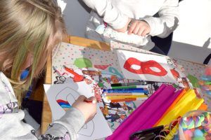Es wird fleißig zum Thema Fasching gemalt und gebastelt.