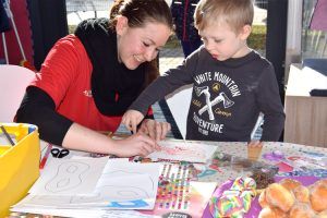 Kundenbetreuerin Juliane Kumstel unterstützt die Kinder gerne beim Basteln der Faschingsmasken.