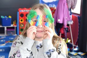 Wir sind immer wieder über die Kreativität der Kinder erstaunt. Eine tolle Faschingsmaske.