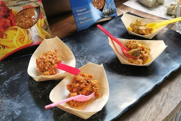 An diesem Stand gibt es Tofu-Alternativen für Hackfleisch und Thunfisch.