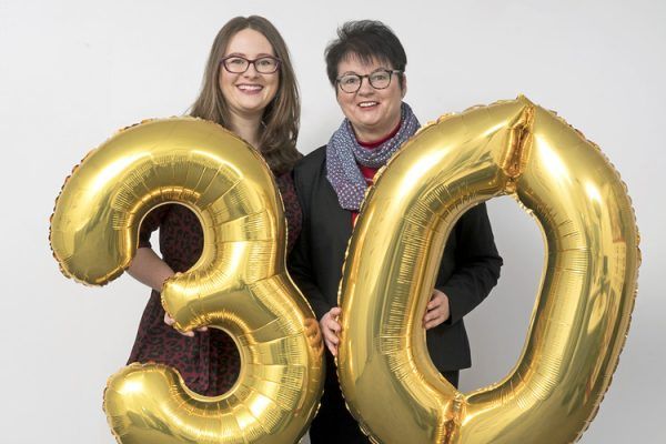 Die Geschäftsführerinnen von ALEXMENÜ Antonia Hillmann und Alexandra Krotki feiern das 30-jährige Firmenbestehen.