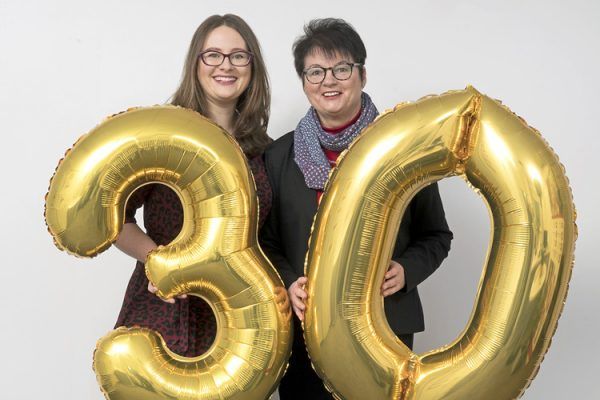 Die Geschäftsführerinnen von ALEXMENÜ Antonia Hillmann und Alexandra Krotki feiern das 30-jährige Firmenbestehen.