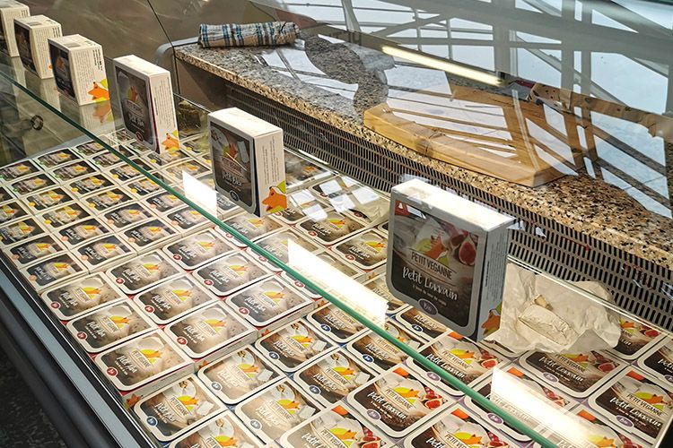 Auf der Messe gibt es auch zahlreiche vegane Käsesorten zu verkosten.