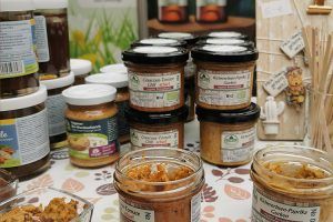 Diverse süße und herzhafte vegane Aufstriche.