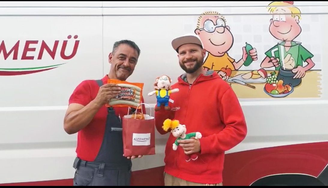 Stephan und Stephan präsentieren die Grilltüte. ©Maria Kunz/ALEXMENÜ