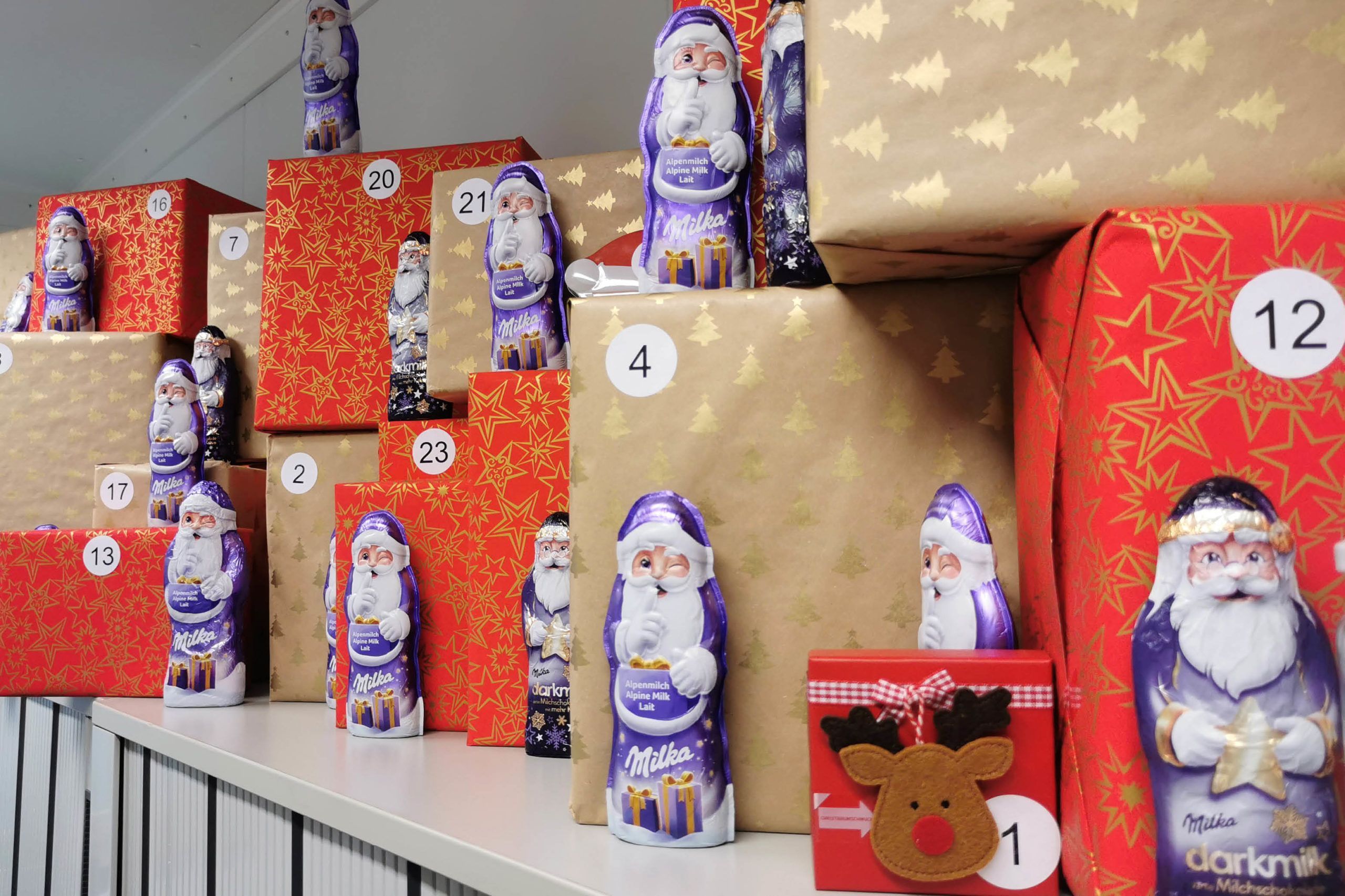 Der Adventskalender mit unsere Mitarbeiterinnen und Mitarbeiter steht bereit. Heute wurde das erste Los gezogen.