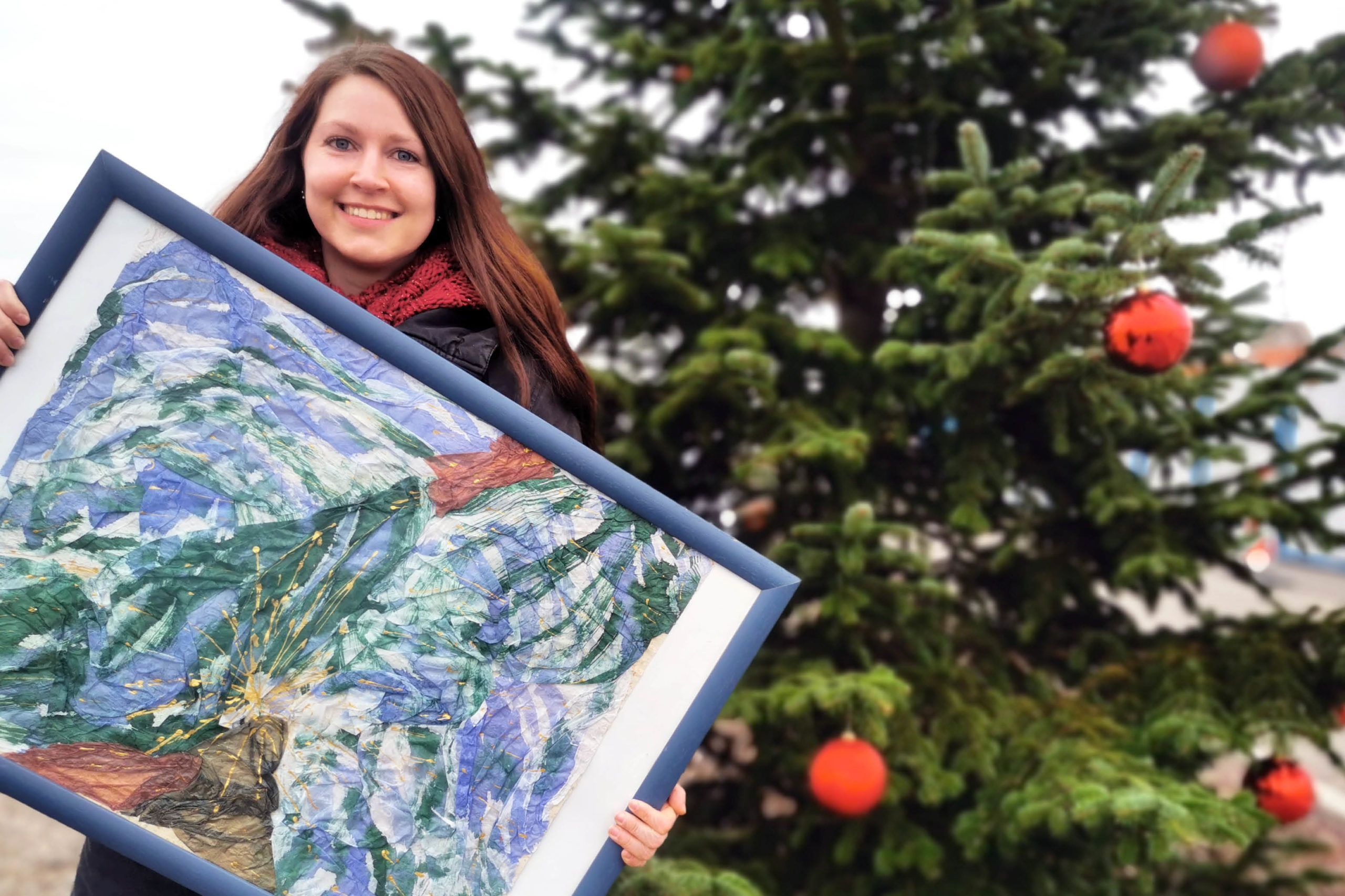 Kundenbetreuerin Juliane Kumstel nimmt das Geschenk stellvertretend für ALEXMENÜ an. ©Maria Kunz/ALEXMENÜ