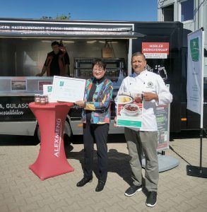 Stolze Gewinner - ALEXMENÜ-Geschäftsführerin Alexandra Krotki und ALEXMENÜ-Produktionsmanger Sebastian Neumann