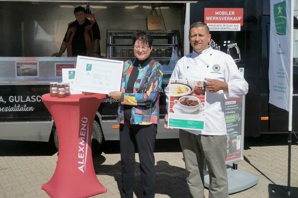 Stolze Gewinner - ALEXMENÜ-Geschäftsführerin Alexandra Krotki und ALEXMENÜ-Produktionsmanger Sebastian Neumann