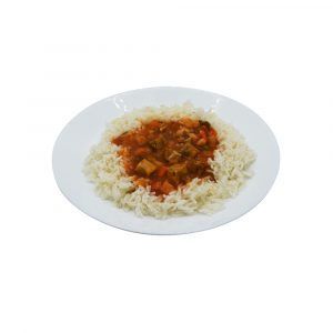Mediterrane Fischpfanne Seelachswürfel in Tomatensauce mit Zucchini, Erbsen und Möhren, dazu Reis