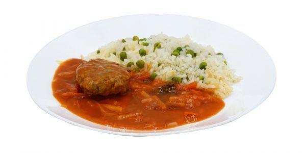 Boulette und helle Tomatensauce mit Gemüsestreifen dazu Risi-Bisi