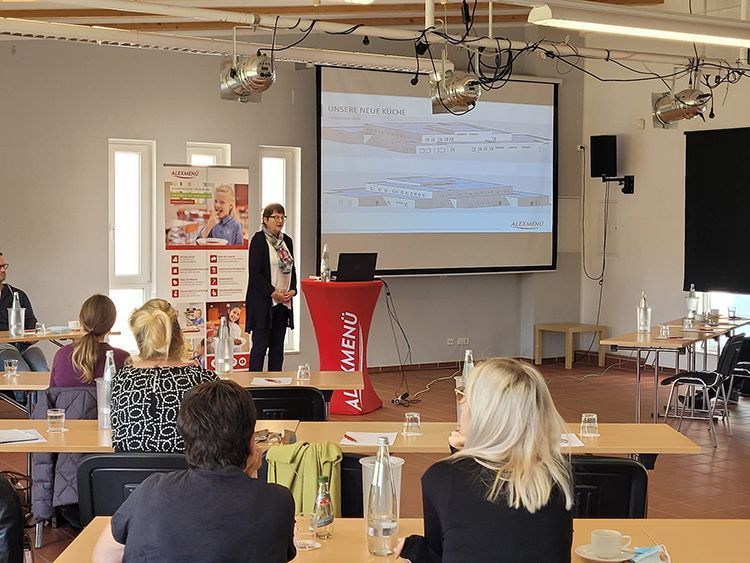 Geschäftsführerin Frau Alexandra Krotki spricht über die Sanierung des Firmengebäudes