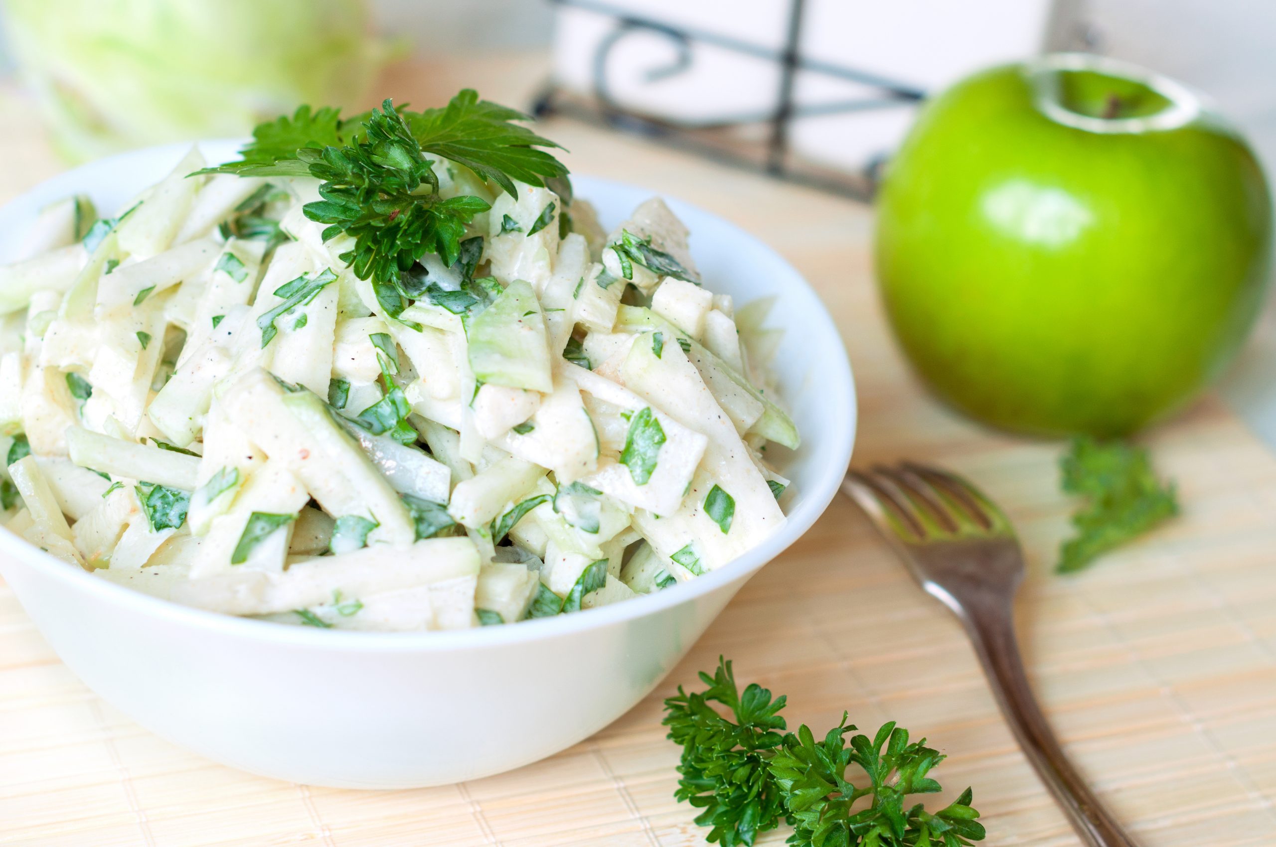 Salad from kohlrabi, apples and yogurt