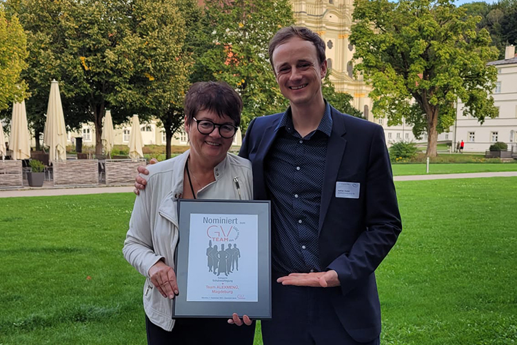 Alexandra und Adrian Krotki mit der Nominierungsurkunde