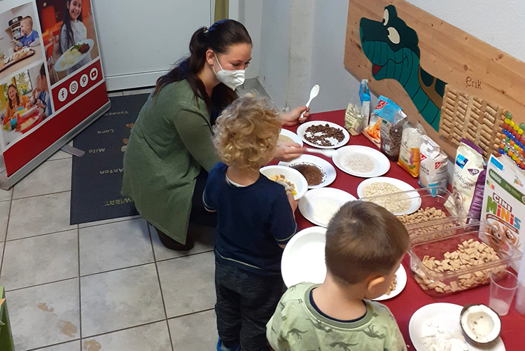 Kinder am Buffet
