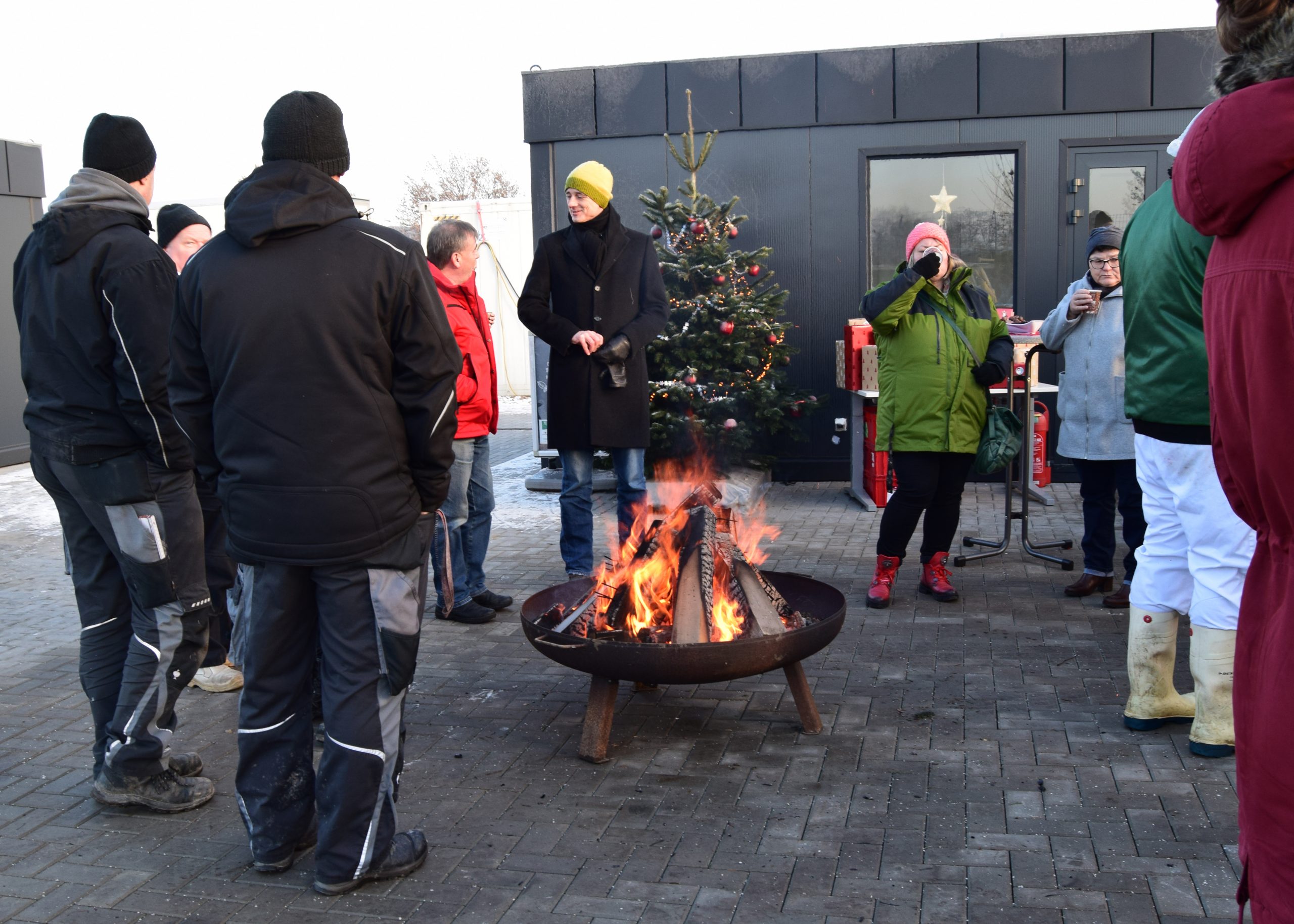 aufwärmen an der Feuerschale