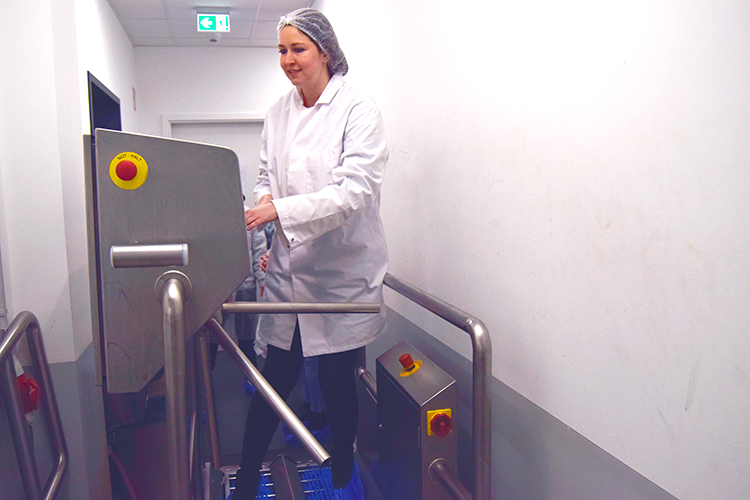 Gang durch die Hygieneschleuse