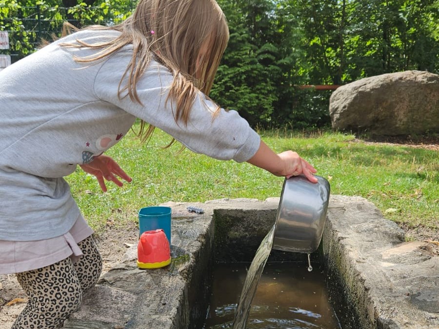 alexmenue-familienhaus-02-wasserspiel