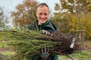ALEXMENÜ pflanzt 1200 Pflanzen mit Otto pflanzt